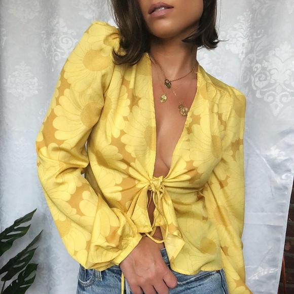 🆕Thora Mustard Yellow Tie Front Puff Sleeve Top - Picture 4 of 8